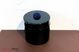 Lacquer box with detailed cap